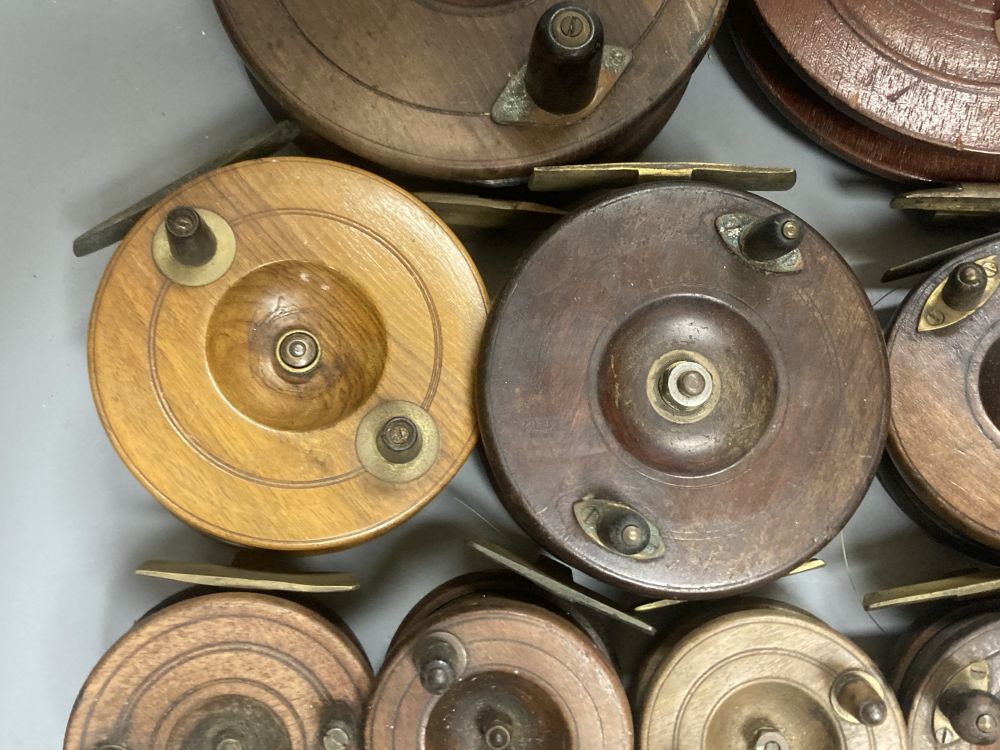 A collection of mahogany and brass fishing reels, largest 17.5cm (14)